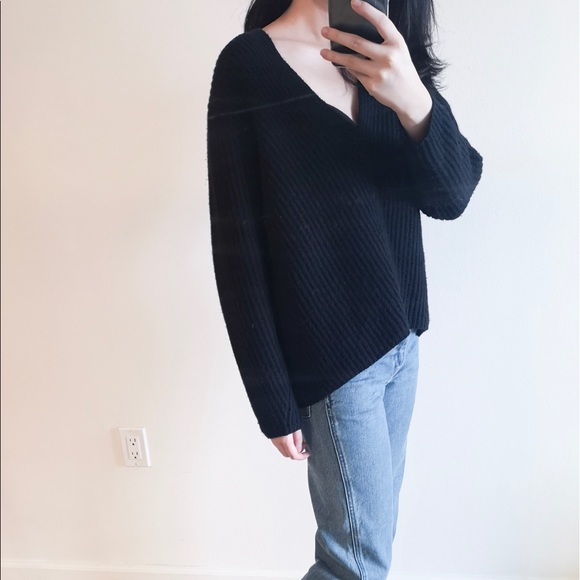 Sweaters - Black v neck sweater